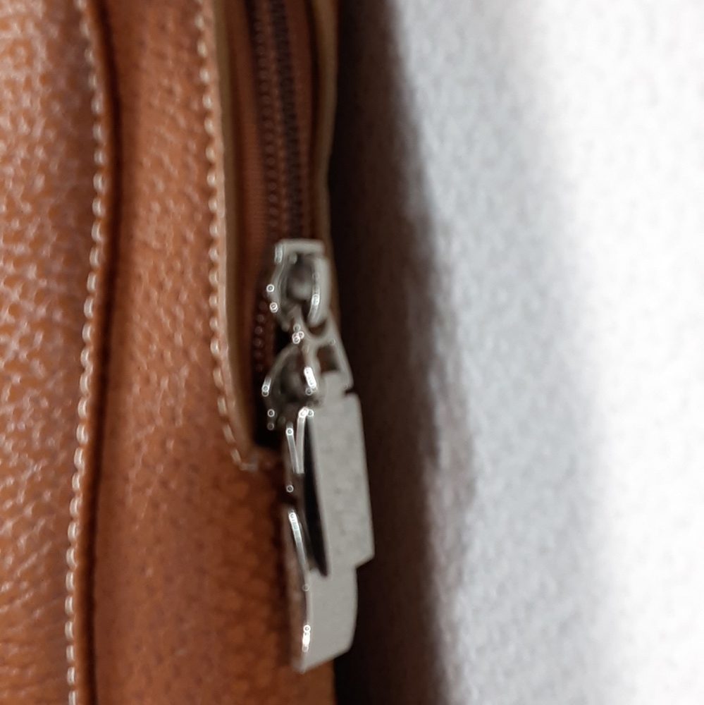 Classic tan shoulder detail stitching - Picture 4 of 5